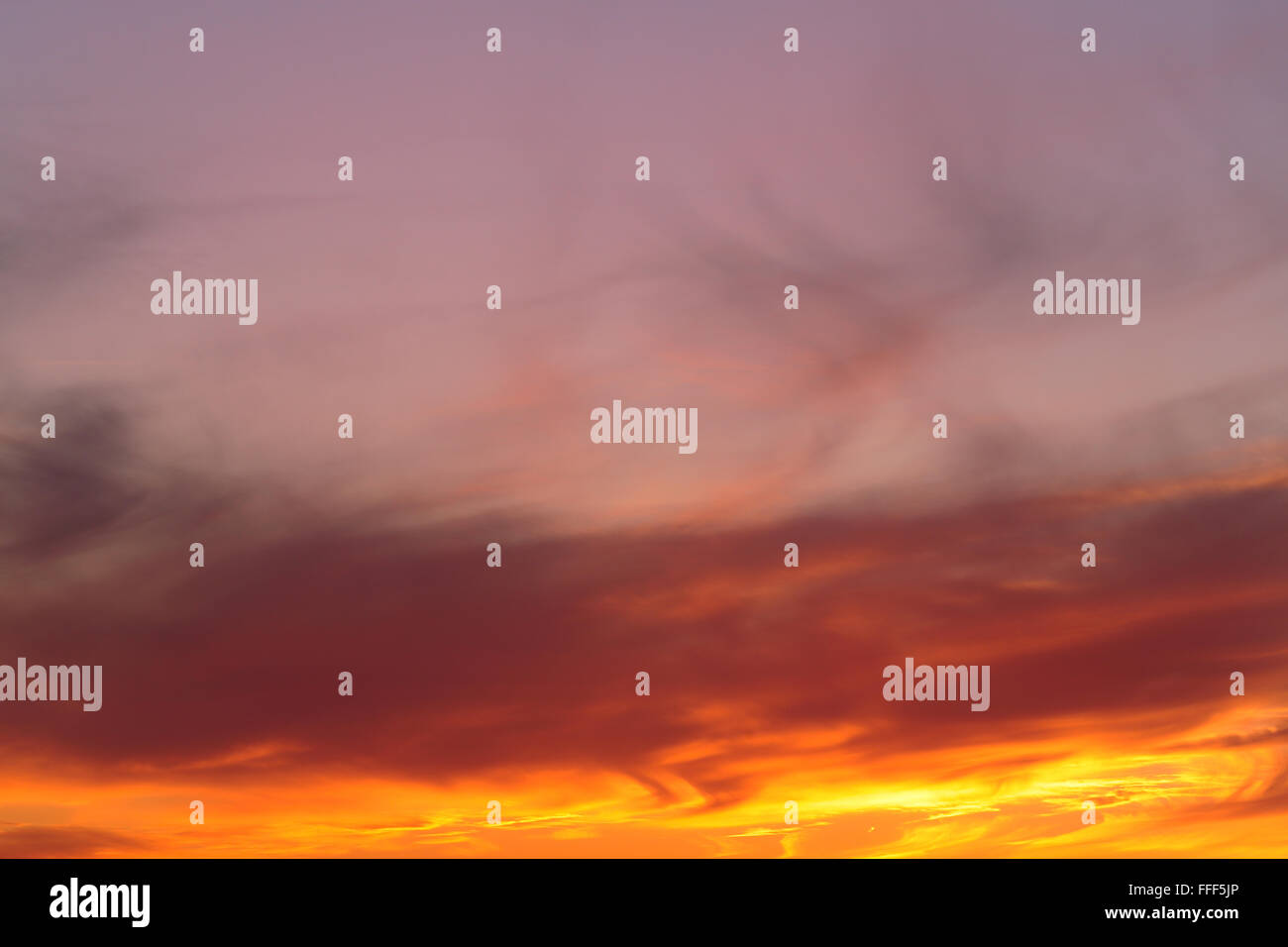 Dramatische farbenfrohen Sonnenuntergang orange und Rottöne Stockfoto