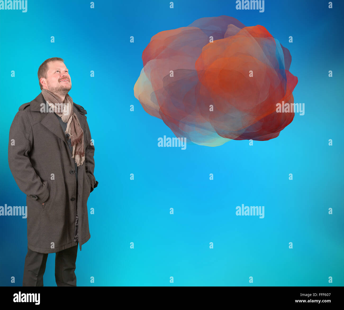 Mann mittleren Alters in einem Mantel und Schal auf blauem Hintergrund mit bunten abstrakte Wolke nachschlagen Stockfoto