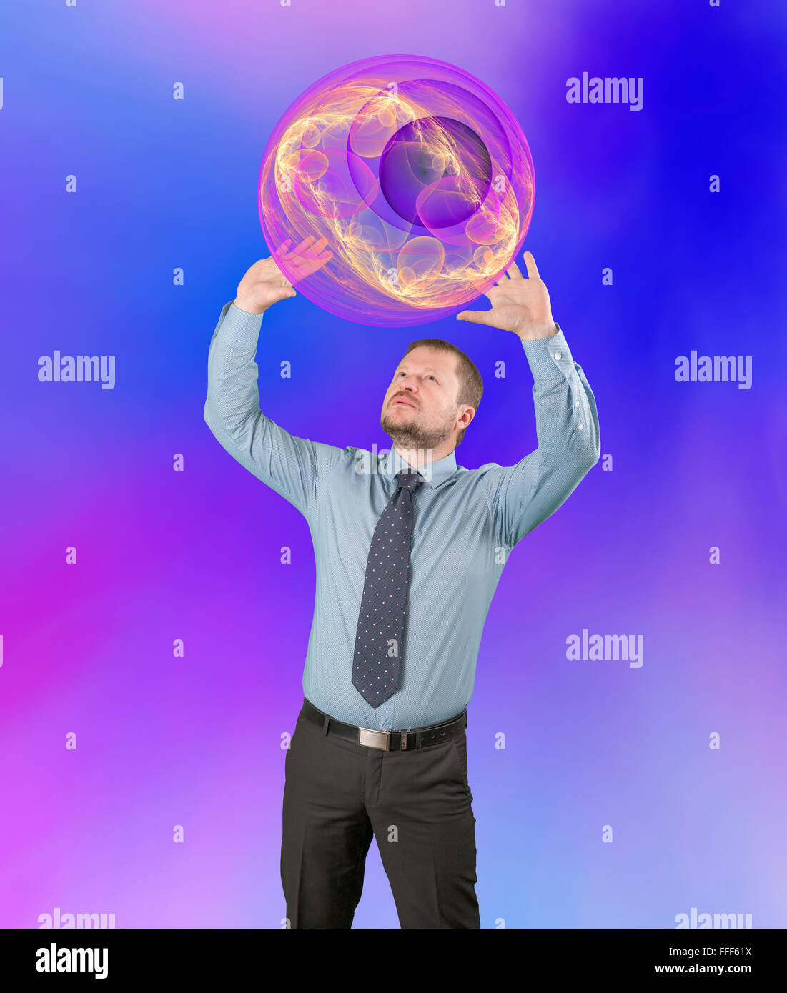 Im mittleren Alter Geschäftsmann hält abstrakten Sphäre auf Techno-Hintergrund Stockfoto