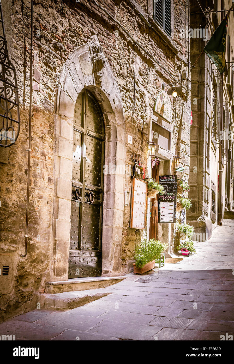 CORTONA, Italien - 26. Juni 2015: Kleiner Laden im fesselnden Gasse der Altstadt von Cortona in der Toskana Stockfoto