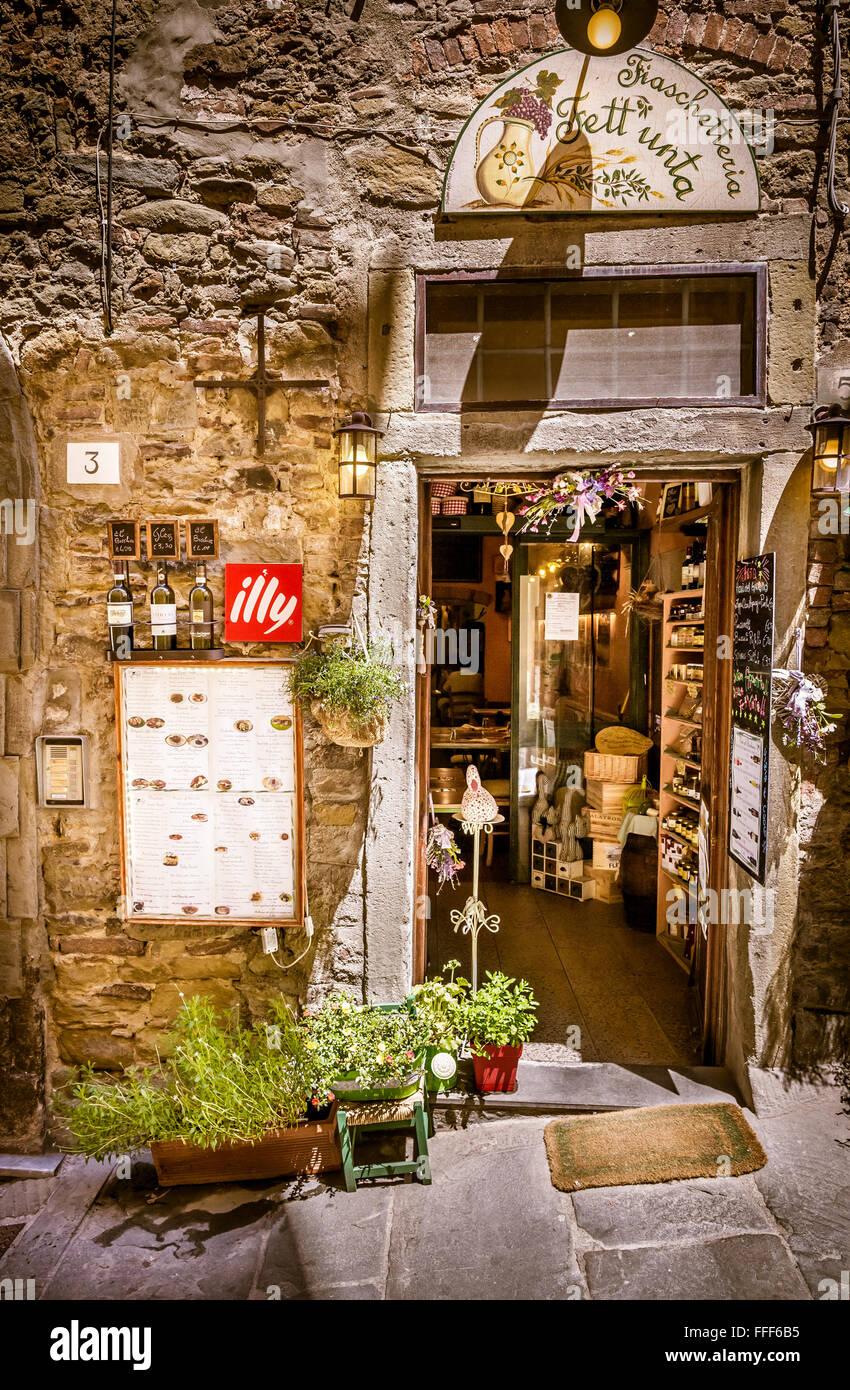 CORTONA, Italien - 26. Juni 2015: Kleiner Laden im fesselnden Gasse der Altstadt von Cortona in der Toskana Stockfoto