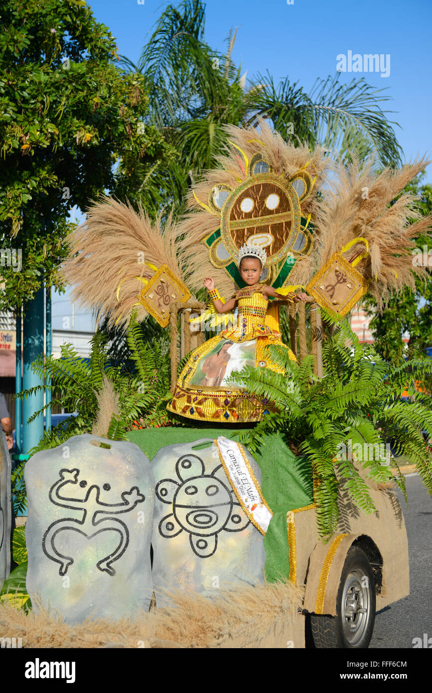 Schönheitskönigin auf einem Float Parade während des Karnevals in Ponce, Puerto Rico. US-Territorium. Februar 2016 Stockfoto