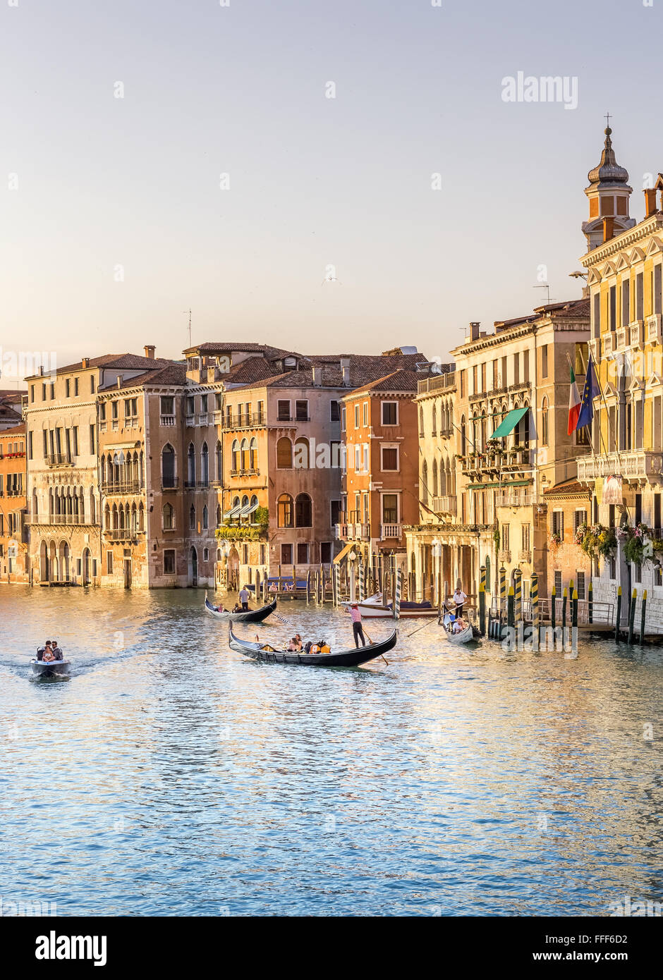 Venedig, Italien - 28. Juni 2015: Canal Grande Landschaft mit Touristen in Venedig, Italien Stockfoto
