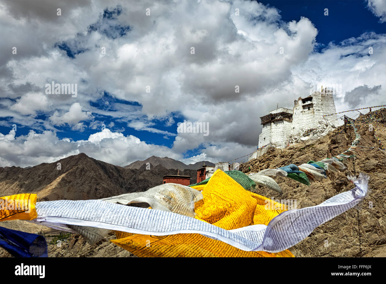 Leh Gompa und Windpferd Gebetsfahnen, Ladakh Stockfoto
