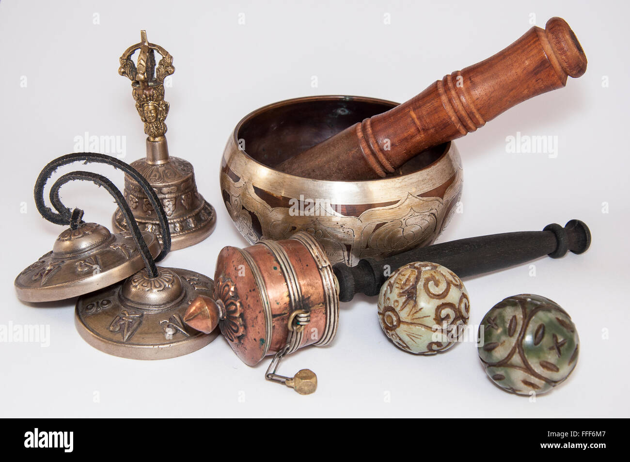 Singende Schüssel tibetischen religiösen und Satz von Objekten auf einem weißen Hintergrund Stockfoto