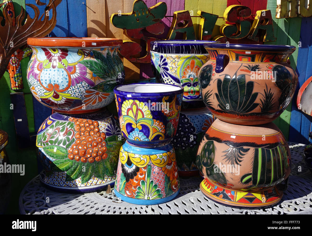 Bunte Keramiktöpfen anzeigen Blumentopf Stockfoto