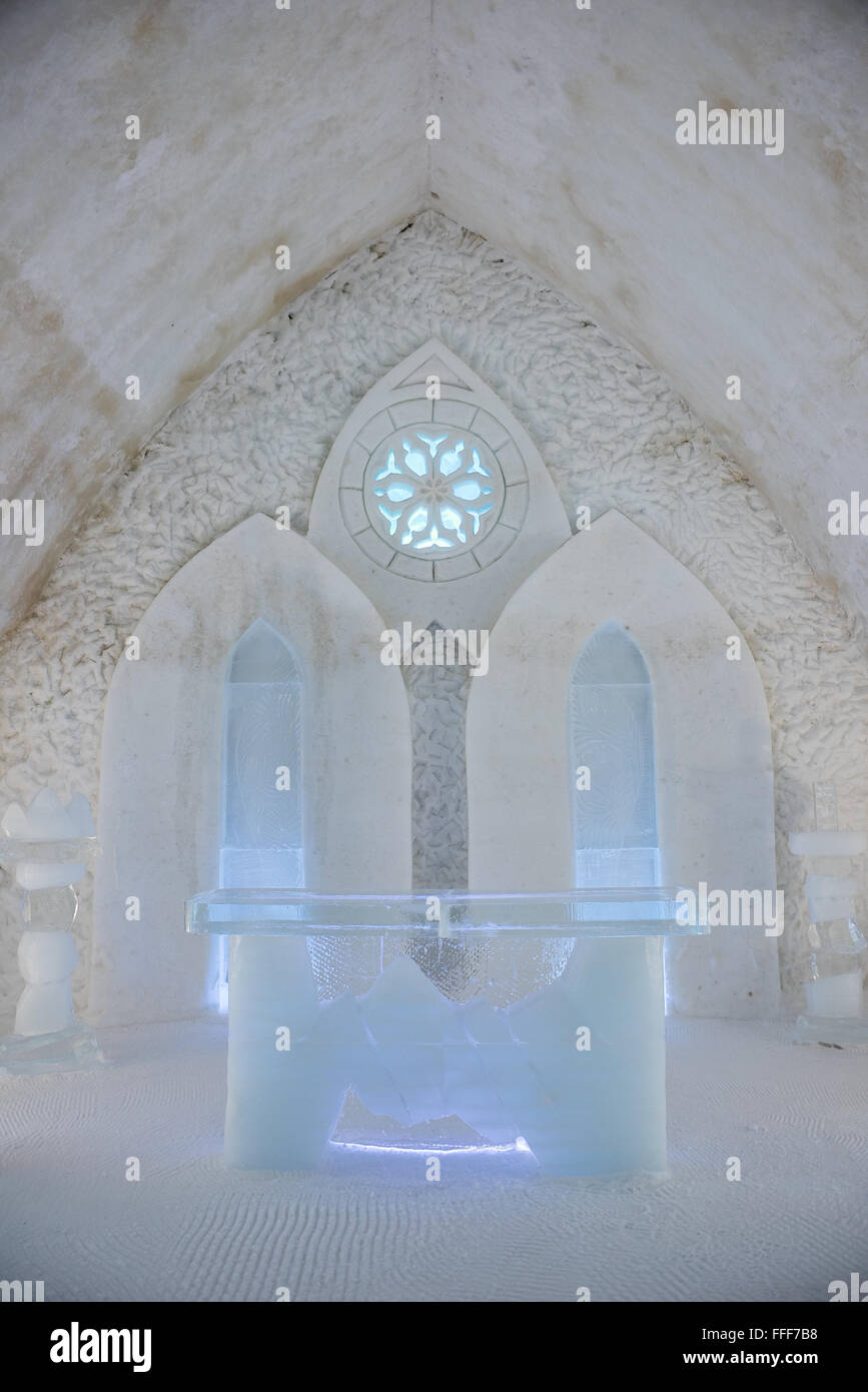 Innenraum der Eiskapelle im Hotel de glace/Eis-Hotel in Quebec, Kanada - Blick auf altar Stockfoto