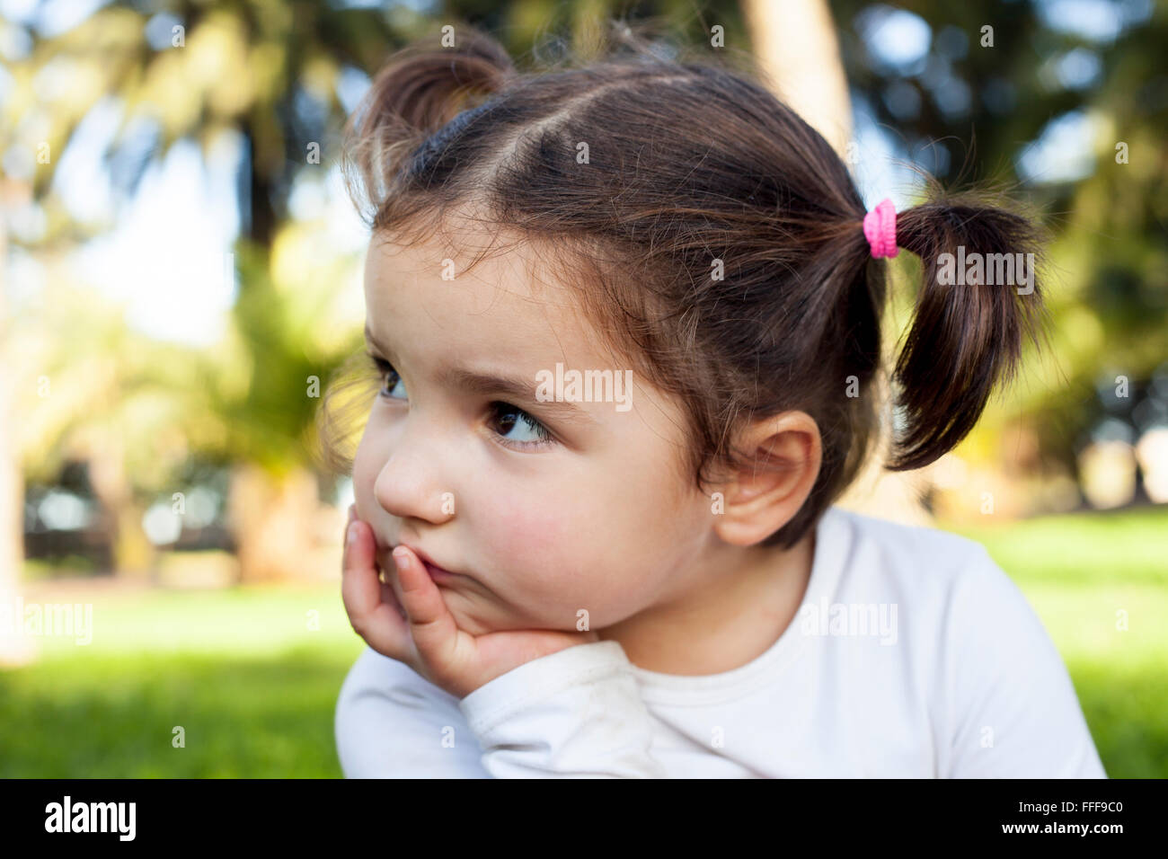 Nachdenklich drei Jahre alten Mädchen. Porträt im freien Stockfoto