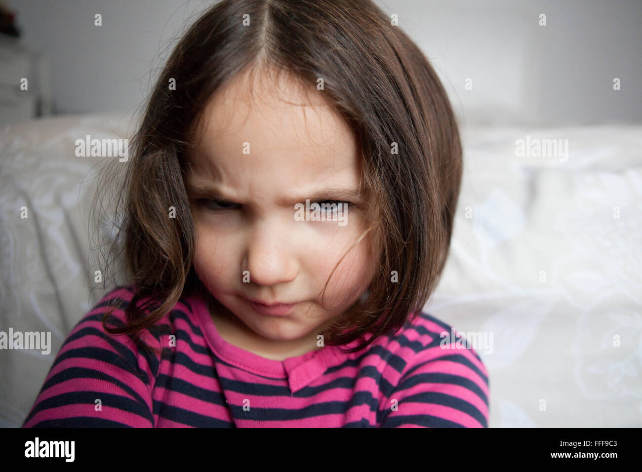 Wütend drei Jahre alten Mädchen, schmollen und schmollend. Im Innenbereich Porträt Stockfoto
