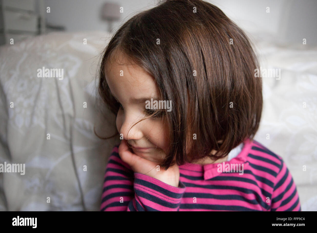 Träumer drei Jahre alten Mädchen. Im Innenbereich Porträt Stockfoto