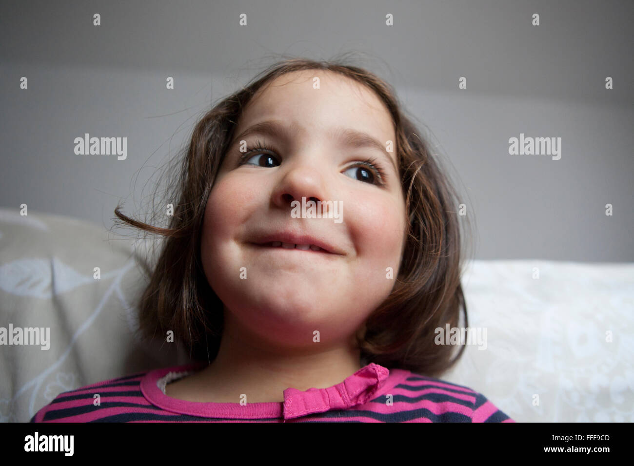 Hoffnungsvoll drei Jahre alten Mädchen. Im Innenbereich Porträt Stockfoto