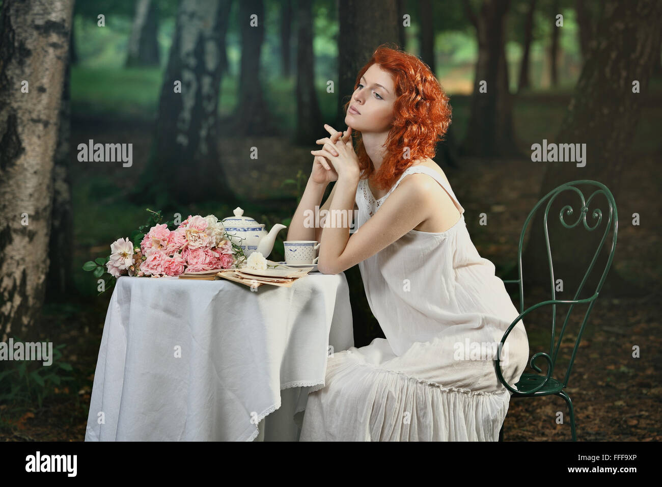 Schöne rothaarige Frau, die Tee in den Wald. Romantischen und viktorianischen portrait Stockfoto
