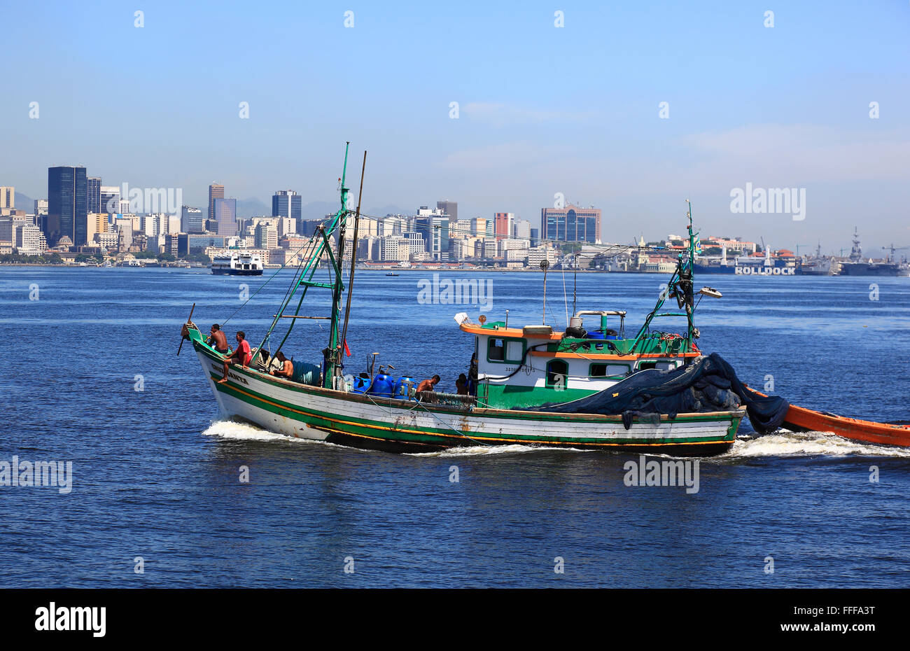 Angelboot/Fischerboot in der Baia de Guanabara-Bucht im Osten von Rio De Janeiro, Brasilien Stockfoto