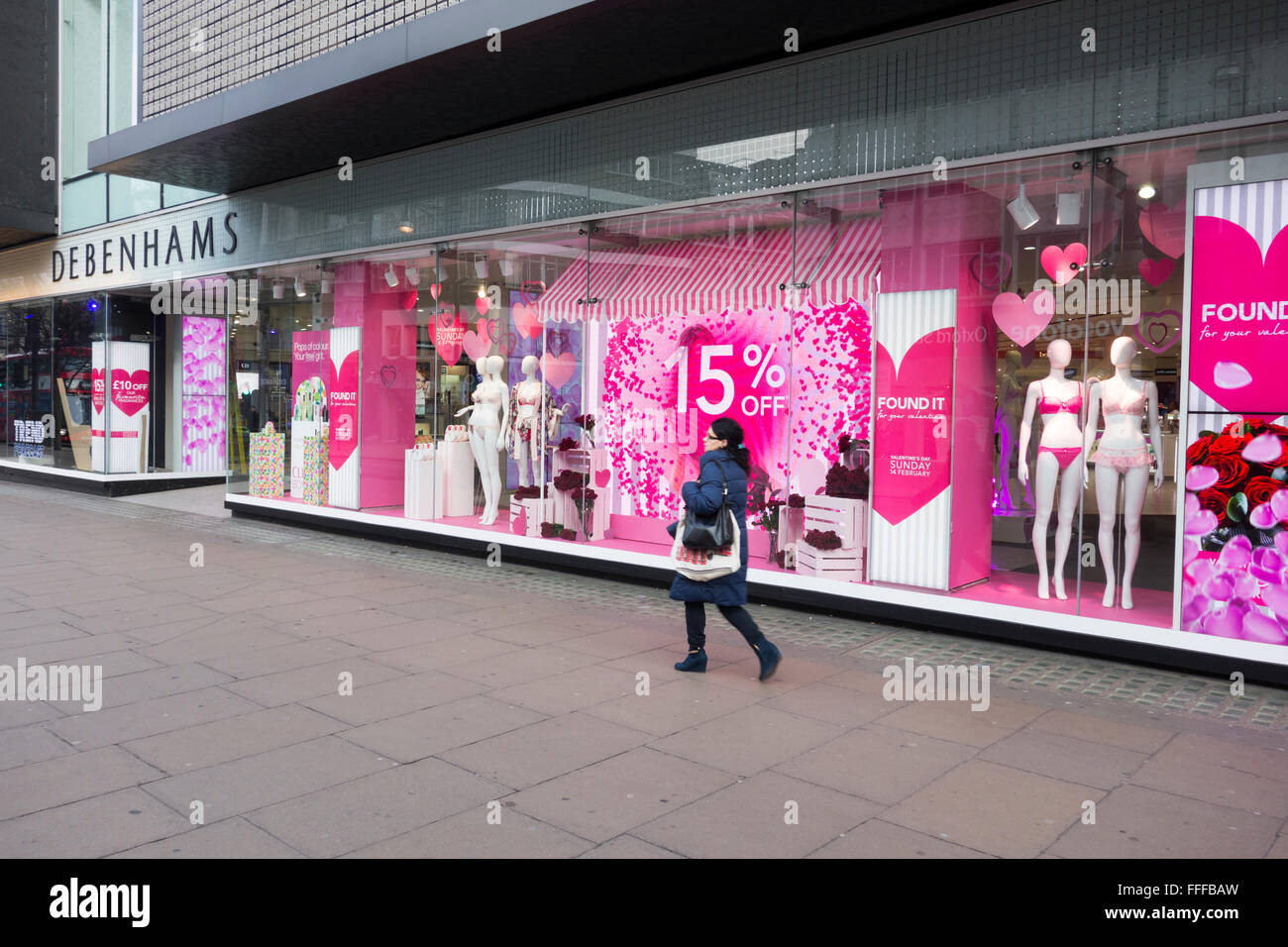 London, UK. 11. Februar 2016: Debenhams Kaufhaus Installation und Start Valentins Tag Fenster angezeigt, in der Oxford Street-Flagshipstore Stockfoto