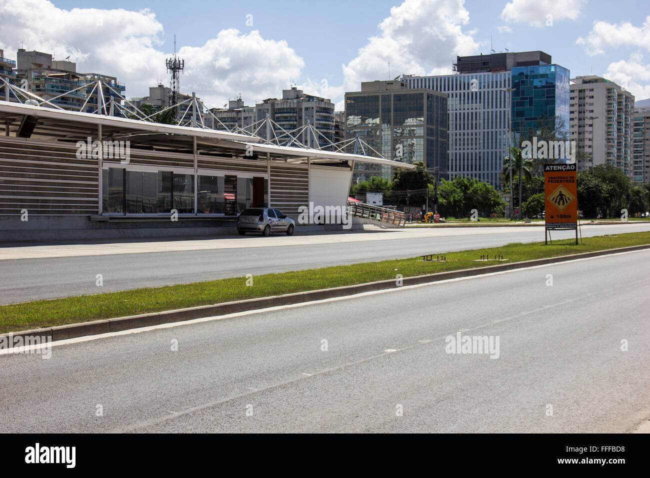 Rio De Janeiro, Brasilien, 12. Februar 2016: der Bau der Transolímpica BRT (Bus Rapid Transit System) ist in der Endphase in Rio 2016 Olympic Park und Umgebung. Die BRT-Transolímpica verbindet die zwei wichtigsten Stätten des Förderwettbewerbs 2016: Deodoro und Barra da Tijuca. Darüber hinaus haben das Transportsystem für Gelenkbusse schnell auch Verbindung mit der BRT-Linien verbinden den internationalen Flughafen in Rio. Bildnachweis: Luiz Souza/Alamy Live-Nachrichten Stockfoto