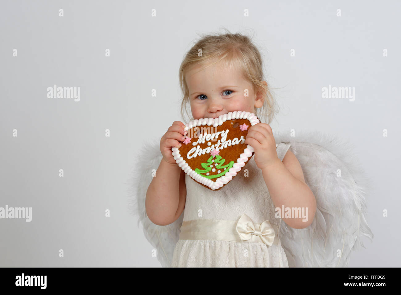 Mädchen, Kind als Weihnachtsengel mit Lebkuchen Herz, Merry Christmas, Deutschland Stockfoto