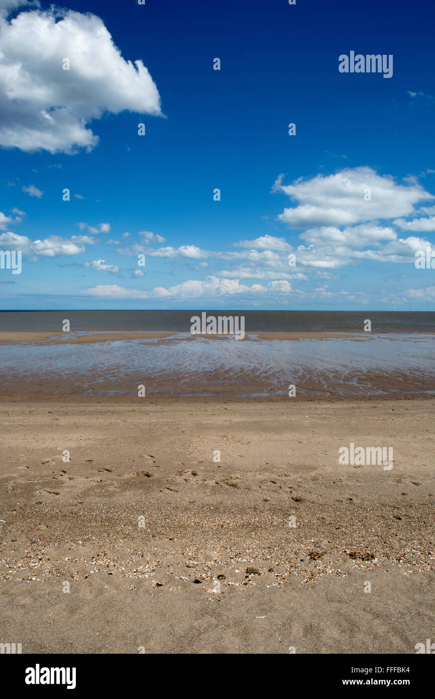 Einen malerischen Blick auf den Strand bei Ebbe an einem sonnigen Sommertag mit weißen Wolken und blauer Himmel, Mablethorpe Strand, Lincolnshire, England, Großbritannien Stockfoto