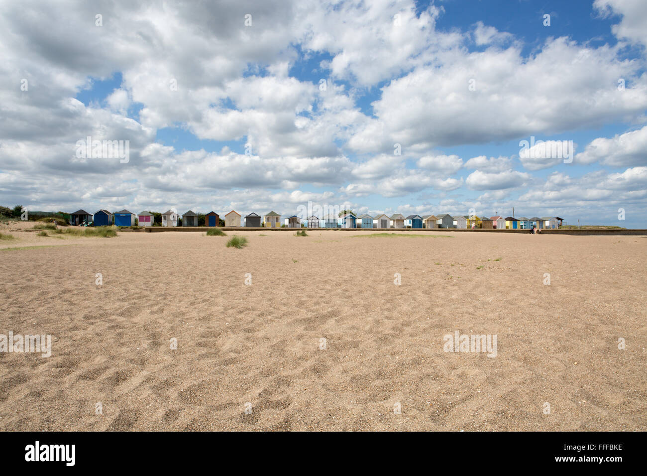 Zeile des traditionellen Englischen Strandhütten mit vielen Wolken und Sand, Nordsee, Sutton-on-Sea, Lincolnshire, England, Großbritannien Stockfoto