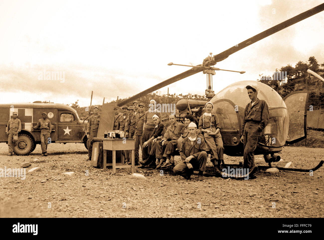 Personal und Ausrüstung benötigt, um eine man'life zu speichern sind bei HQs der 8225th Mobile Army Surgical Hospital, Korea montiert.  14. Oktober 1951.  Foto von CPL Charles Abrahamson.  (Armee) Stockfoto