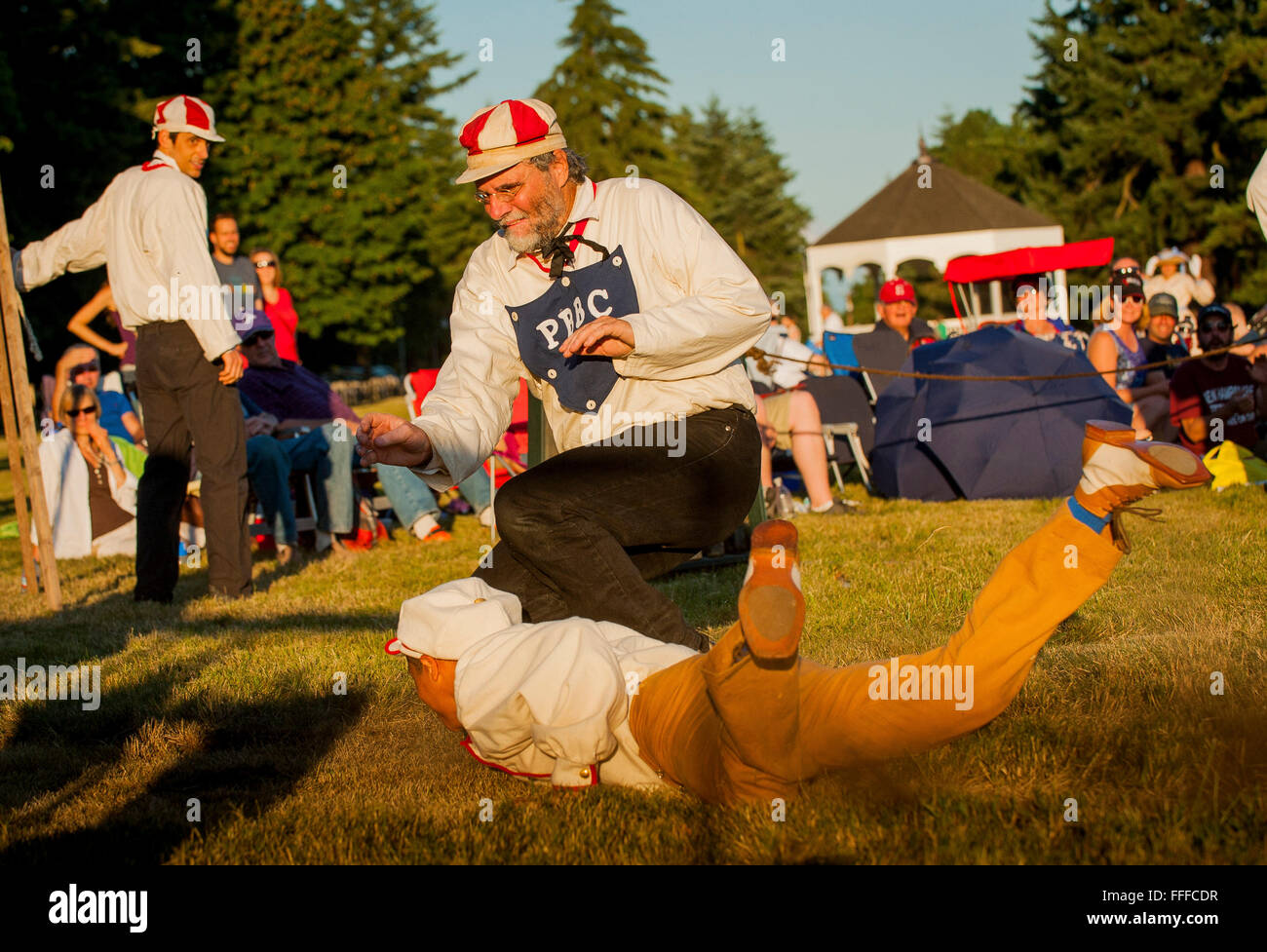Baseball Reenactors neu ein altmodischer, Kreuzung des 20. Jahrhunderts Baseball Spiel Fort Vancouver, Washington Stockfoto