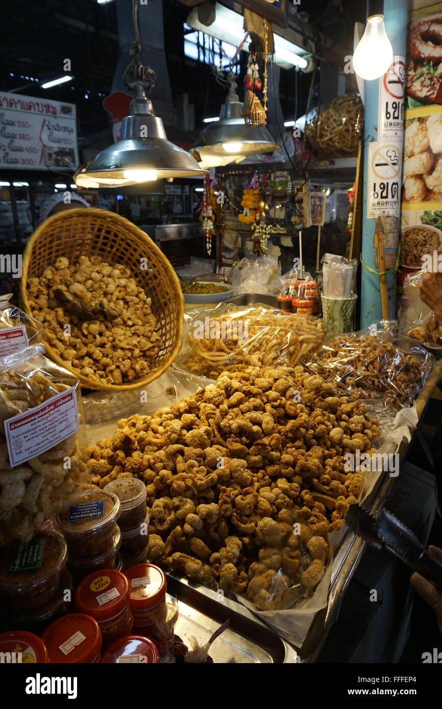 Marktstand in Chiang Mai Verkauf Khaep Mu, Nord-Thailand knusprige Schwarten Stockfoto