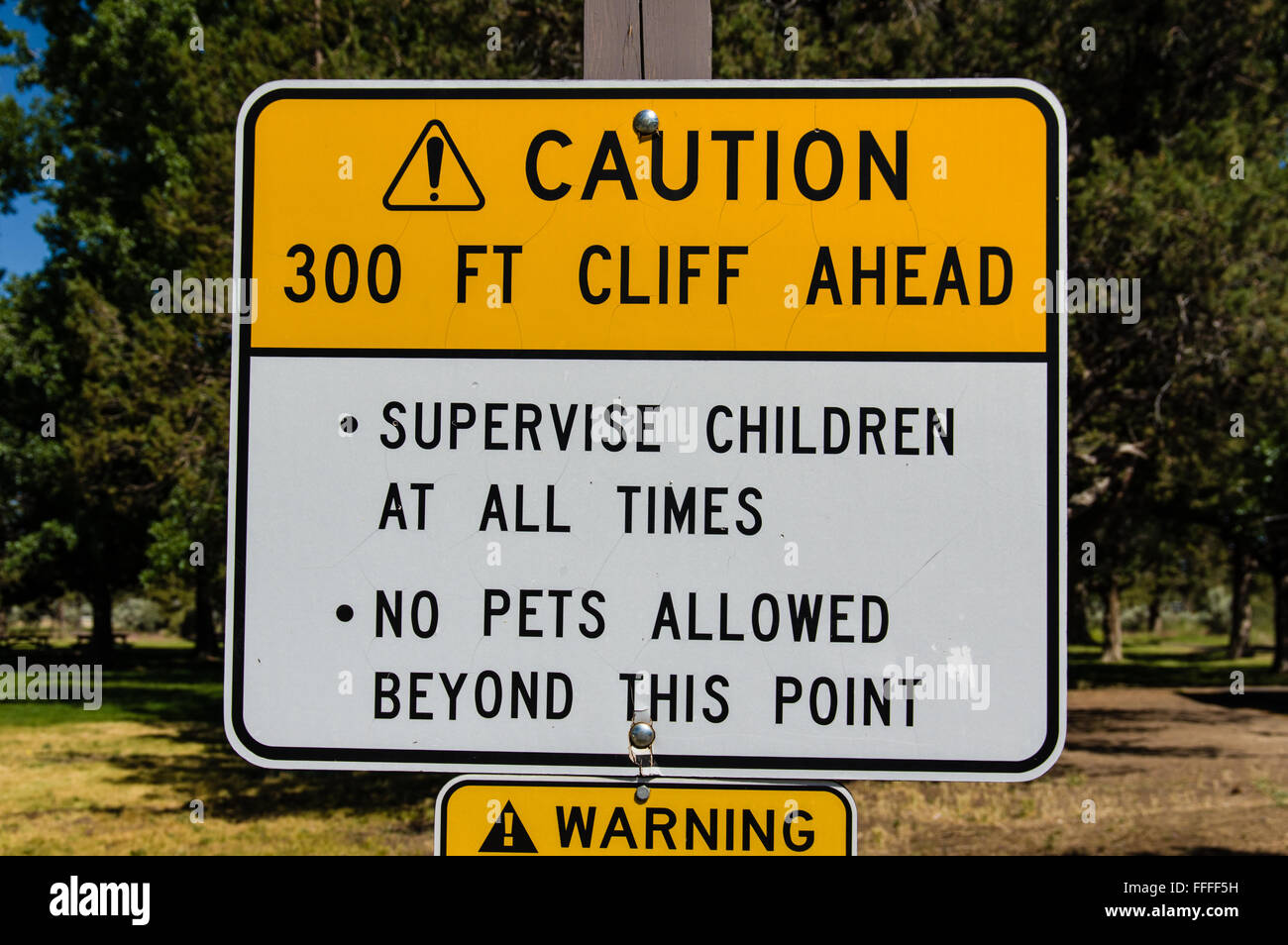 Schild Warnung vor einem gefährlichen Felsen am PS Ogden Wegpunkt, Terrebonne, Oregon Stockfoto