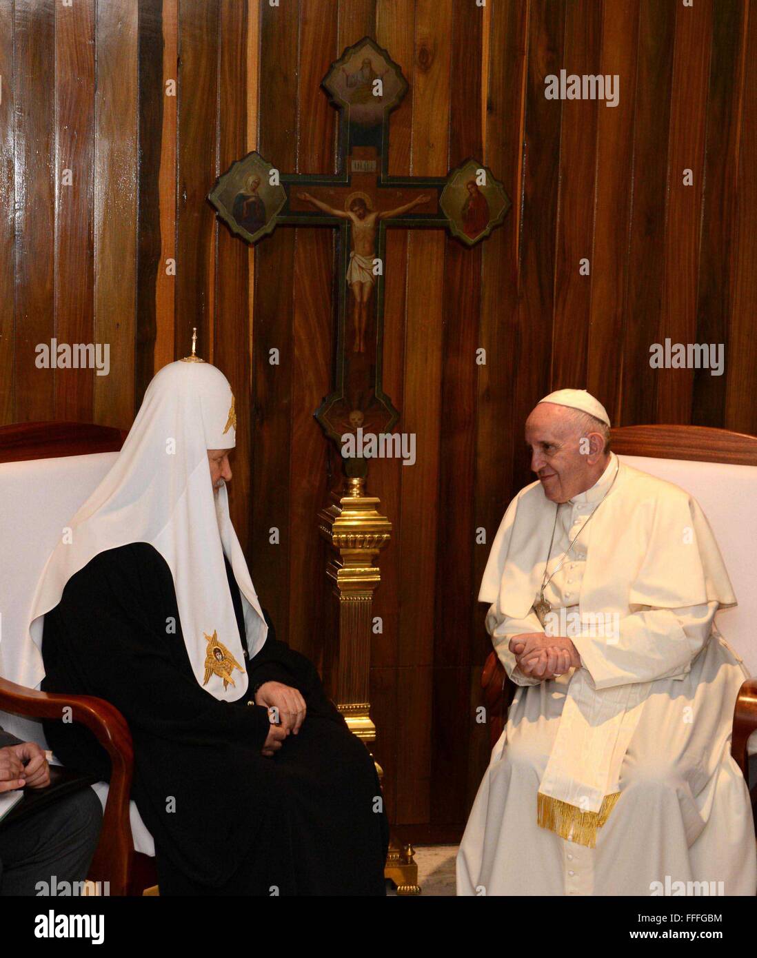 Havanna, Kuba. 12. Februar 2016. Catholic Pope Francis (R) trifft sich mit Russisch-Orthodoxen Patriarch Kirill in Havanna, Kuba, 12. Februar 2016. Katholische Papst Francis tagte eine dreistündige Wahrzeichen Freitag mit Russisch-orthodoxe Patriarch Kirill nach kommen hier für einen Zwischenstopp auf dem Flug nach Mexiko. Dies ist das erste Treffen zwischen den beiden Kirchen, da das Christentum vor fast 1.000 Jahren geteilt. Bildnachweis: Str/Xinhua/Alamy Live-Nachrichten Stockfoto