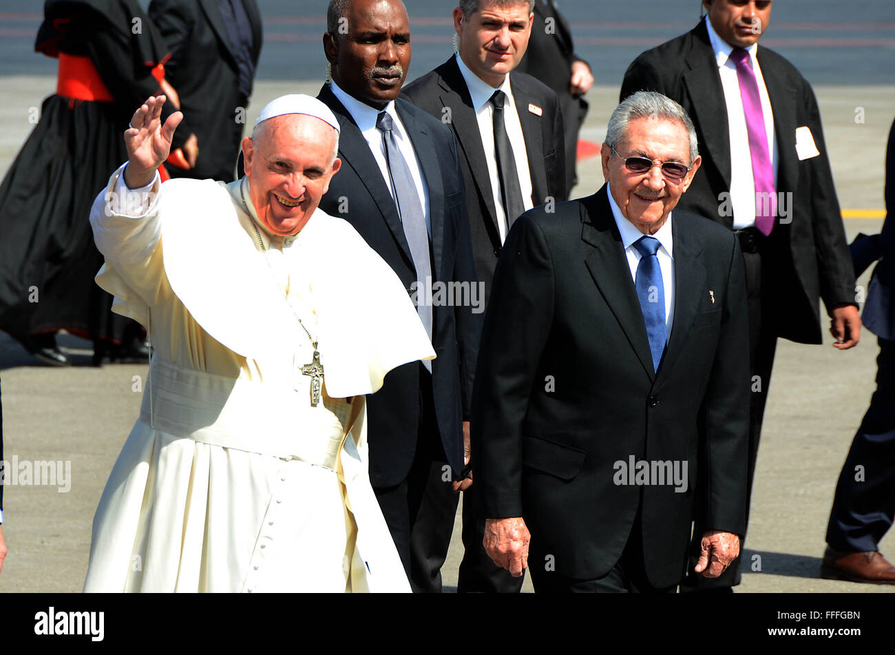 Havanna, Kuba. 12. Februar 2016. 12. Februar 2016 begrüßt Präsident Raul Castro in Havanna Jose Marti International Flughafen in Havanna, Kuba, katholische Papst Francis (vorne, L). Katholische Papst Francis tagte eine dreistündige Wahrzeichen Freitag mit Russisch-orthodoxe Patriarch Kirill nach kommen hier für einen Zwischenstopp auf dem Flug nach Mexiko. Dies ist das erste Treffen zwischen den beiden Kirchen, da das Christentum vor fast 1.000 Jahren geteilt. Bildnachweis: Joaquin Hernandez/Xinhua/Alamy Live-Nachrichten Stockfoto