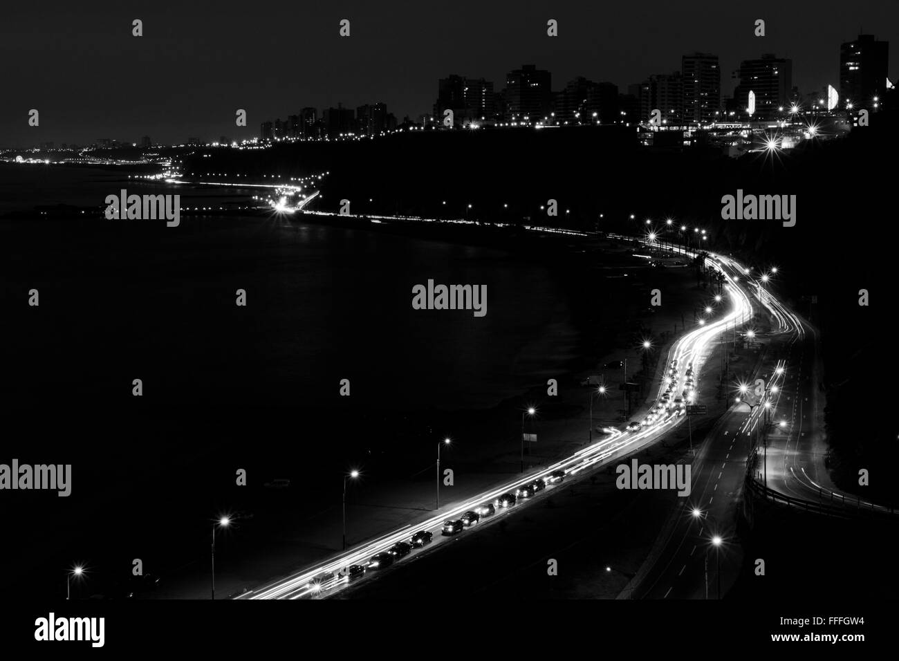 Verkehrsströme von Limas Stränden entlang der Circuito de Playas, unterhalb der Klippe Gebäude von Miraflores, am Ende des Stockfoto