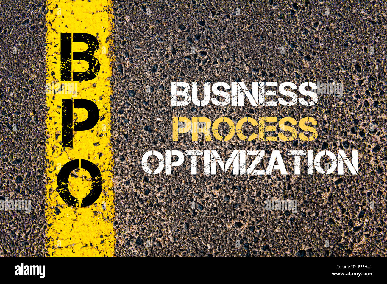 Konzept-Bild der Abkürzung BPO Business Optimierung von Geschäftsprozessen über Straße Markierung gelber Farbe geschrieben Stockfoto
