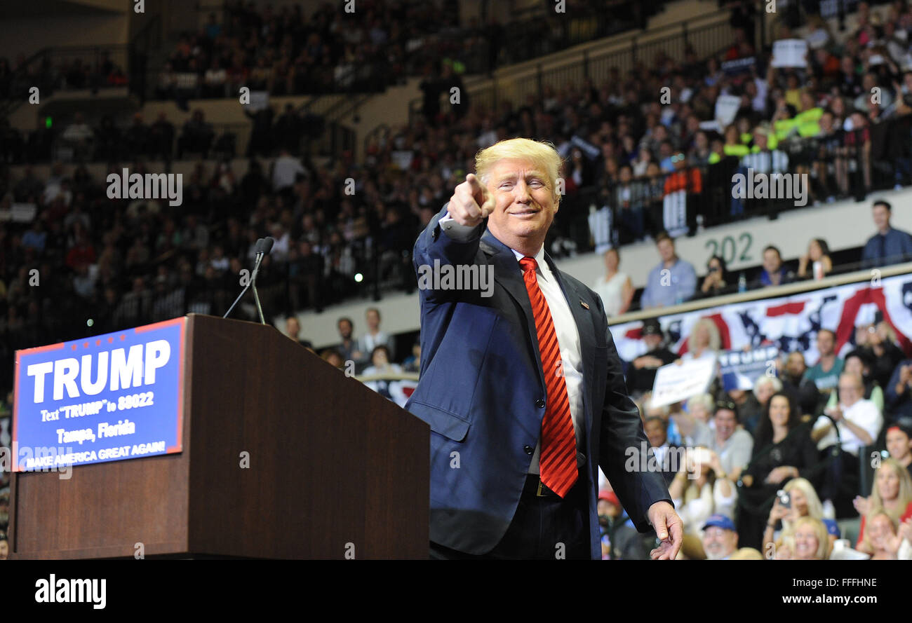 Tampa, Florida, USA. 12. Februar 2016. Republikanische Präsidentschaftskandidat Donald Trump spricht auf einer Kundgebung der Kampagne an der University of South Florida Sun Dome in Tampa, Florida am 12. Februar 2016. Bildnachweis: Paul Hennessy/Alamy Live-Nachrichten Stockfoto