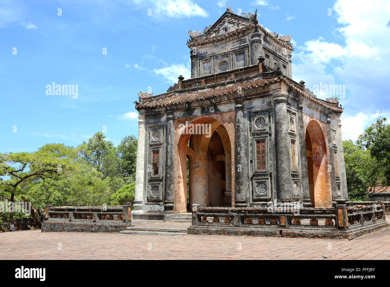 Stele-Pavillon am Grab des Kaisers Tu Duc, in der Nähe von Hue, Vietnam Stockfoto