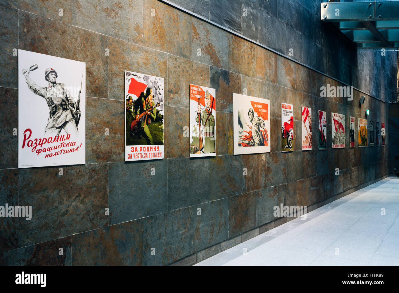 Minsk, Belarus - 20. Dezember 2015: Sowjetische patriotische Propaganda-Plakate des ersten Weltkrieges In der belarussischen Museum Of The große Pa Stockfoto