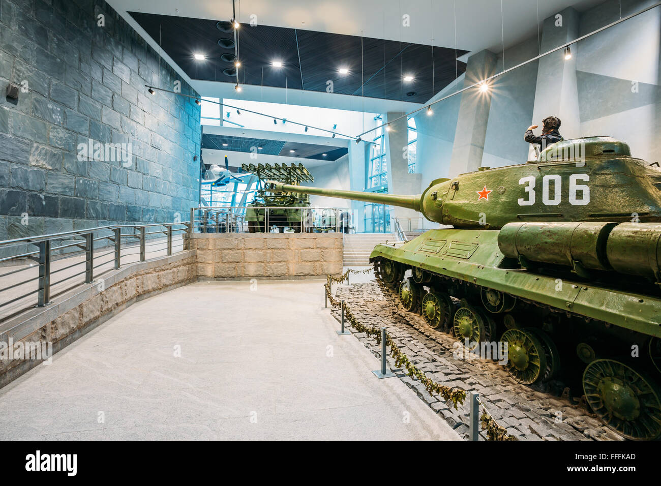 Minsk, Belarus - 20. Dezember 2015: Russische schwere sowjetische Panzer IS-2 In der belarussischen Museum des großen Vaterländischen Krieges Stockfoto