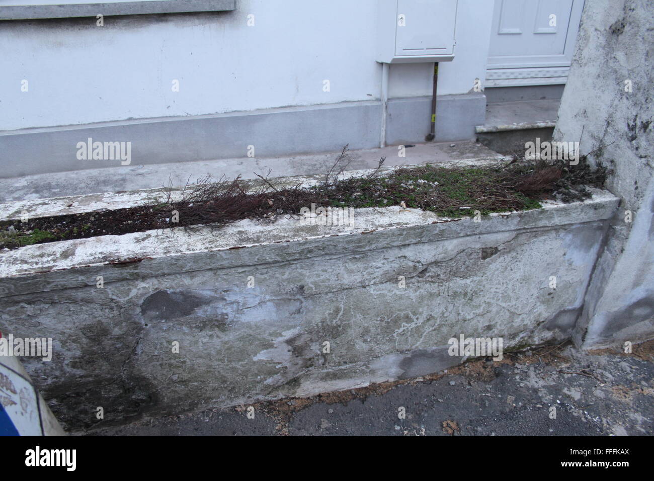 Alte, schlecht reparierte Gartenmauer. Stockfoto