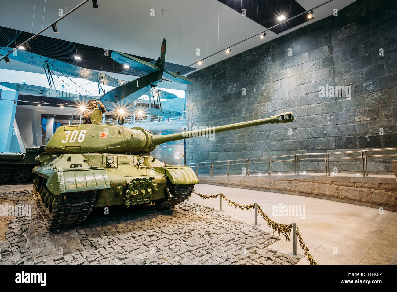Minsk, Belarus - 20. Dezember 2015: Russische schwere sowjetische Panzer IS-2 In der belarussischen Museum des großen Vaterländischen Krieges Stockfoto