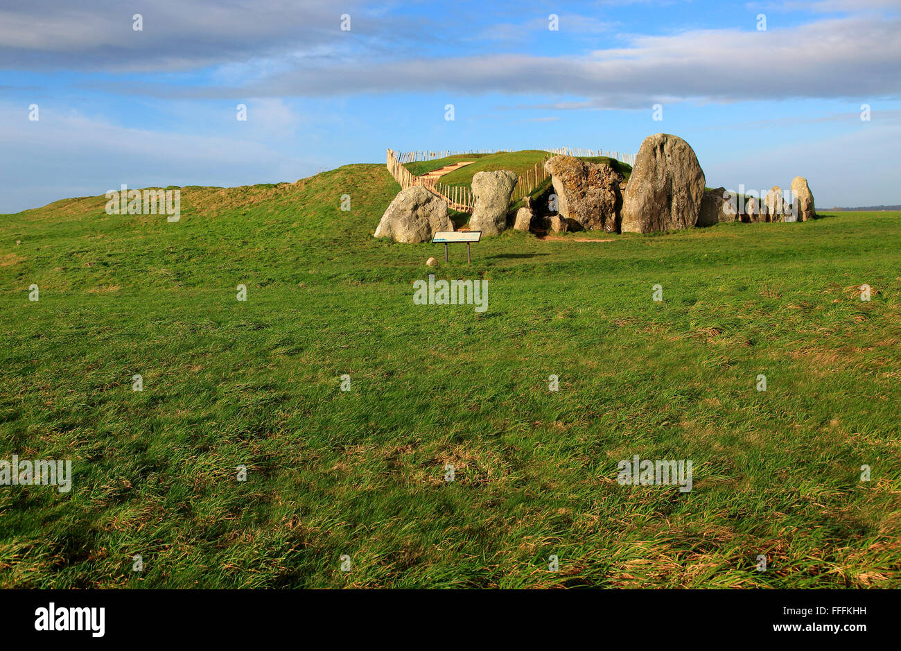 Sarsen Steinen am Eingang West Kennet neolithischen Dolmen, Wiltshire, England, UK Stockfoto