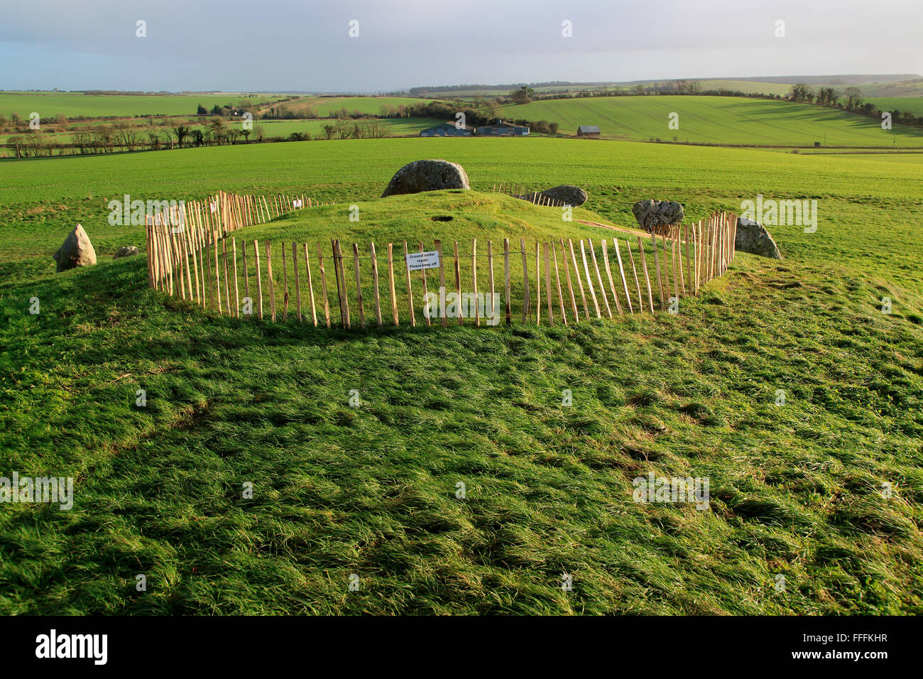 West Kennet neolithischen Dolmen, Wiltshire, England, UK in Reparatur Stockfoto