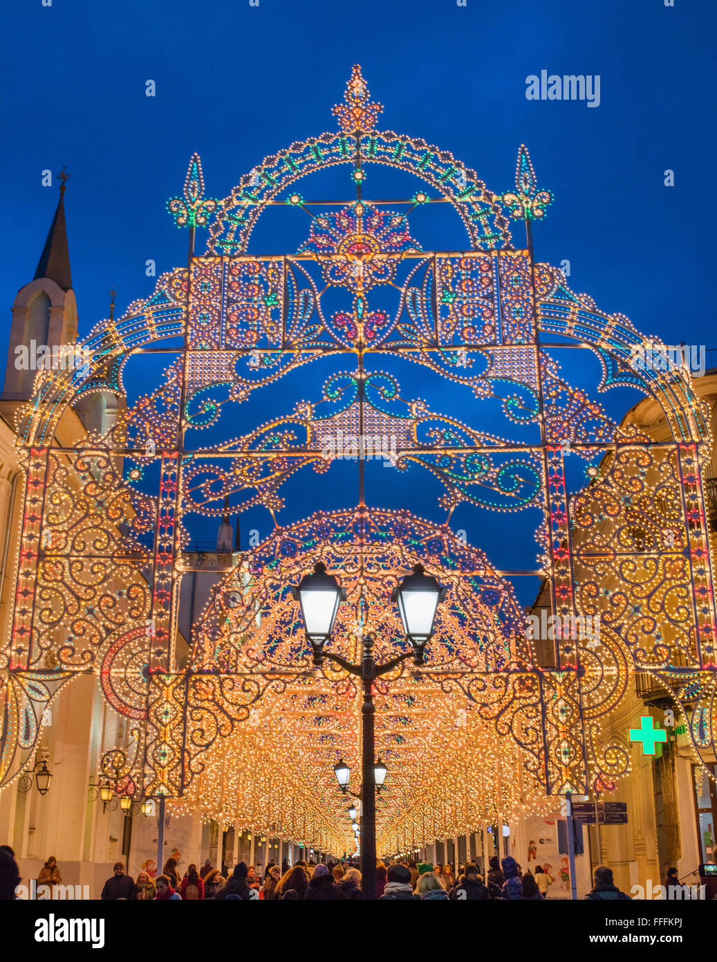 Nikolskaya Street, Dekoration und Beleuchtung für Weihnachten und Neujahr Urlaub in der Nacht, Moskau, Russland Stockfoto