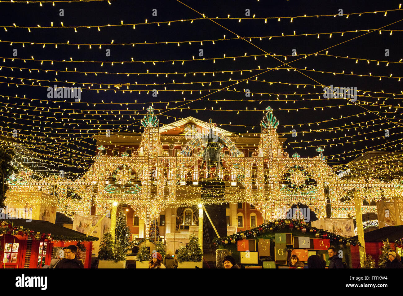 Twerskaja-Straße, Dekoration und Beleuchtung für Weihnachten und Neujahr Urlaub in der Nacht, Moskau, Russland Stockfoto