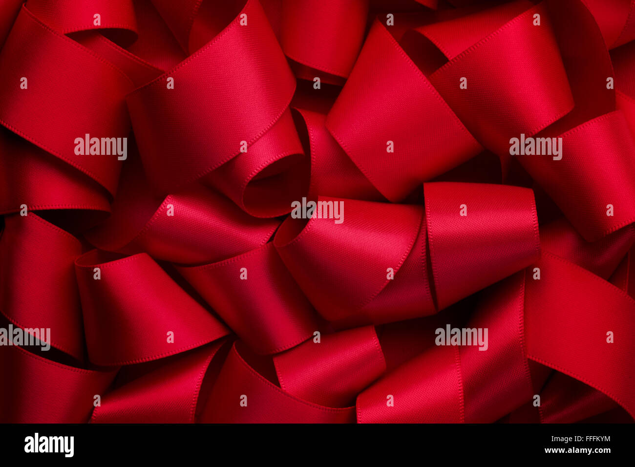 Lockiges rotes Band, Band-Hintergrund Stockfoto