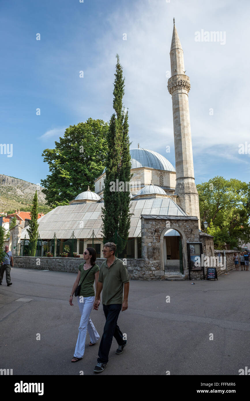 Karagöz Bey Moschee (Karađozbegova Dzamija) in Klammer Fejica Fußgängerzone in der Stadt Mostar, Bosnien und Herzegowina Stockfoto