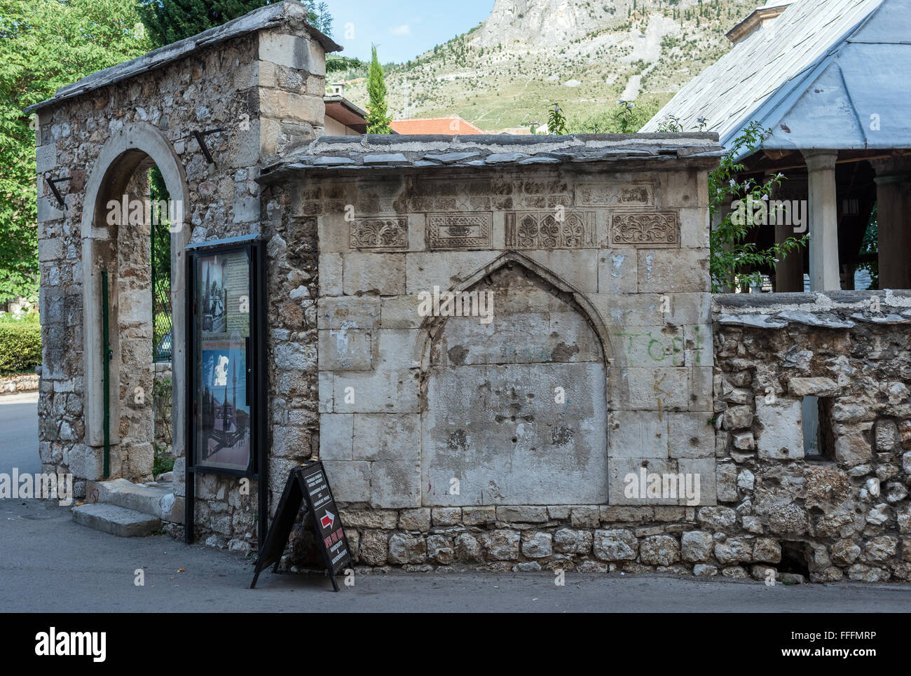 Tor des Karagöz Bey-Moschee (Karađozbegova Dzamija) in Klammer Fejica Fußgängerzone in der Stadt Mostar, Bosnien und Herzegowina Stockfoto