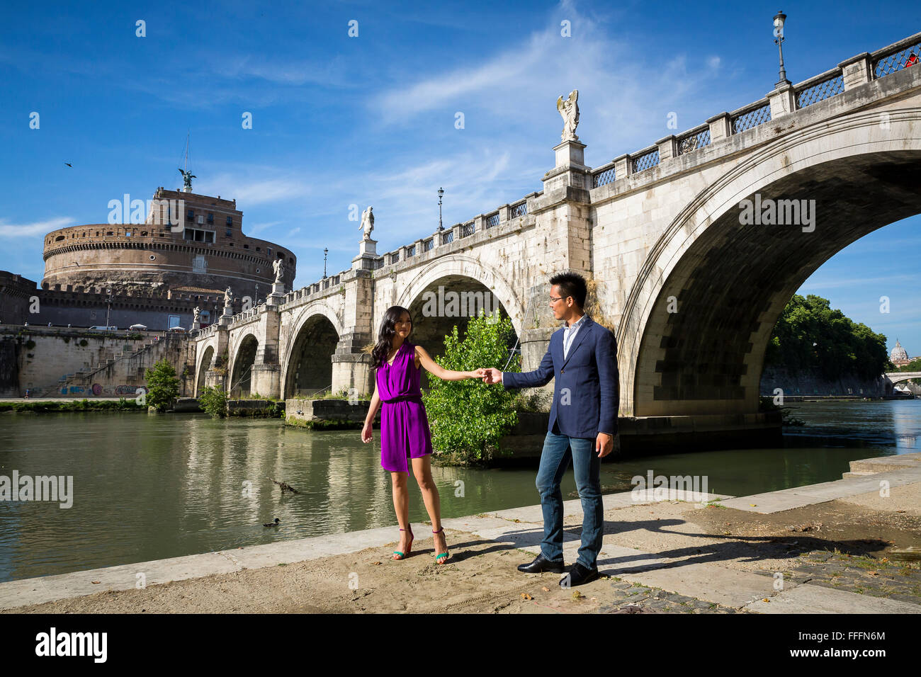 Zu zweit am Castel Sant'Angelo Brücke. Stockfoto