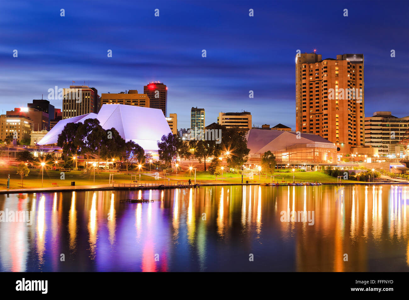 Helle Lichter reflektiert in noch Torrens Flusswasser von Adelaide, der Hauptstadt von South Australia. Stadt-Architektur Stockfoto