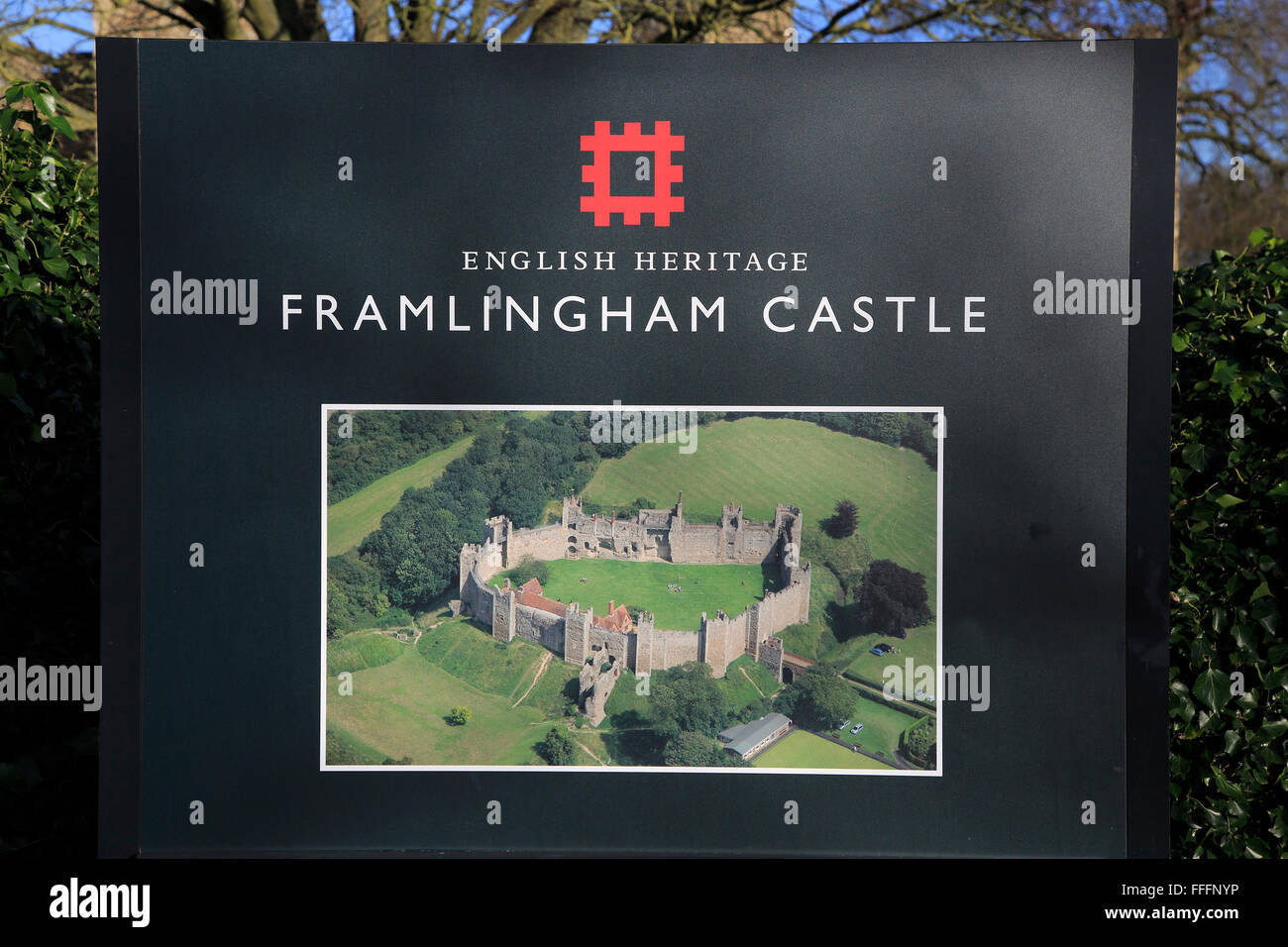 Englisches Erbe Zeichen für Framlingham schloss, Suffolk, England, Großbritannien Stockfoto