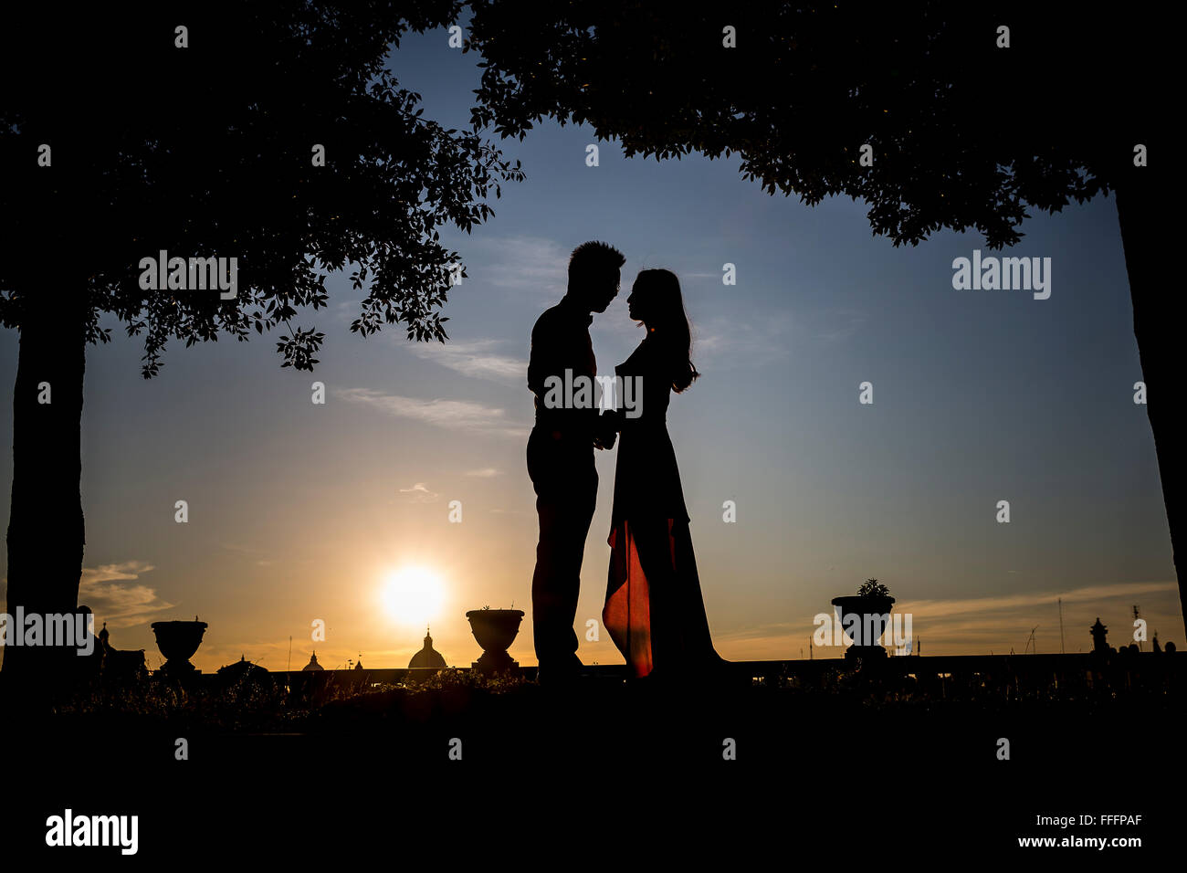 Silhouette-paar bei Sonnenuntergang Stockfoto