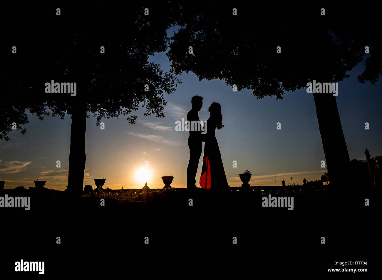 Silhouette-paar bei Sonnenuntergang Stockfoto