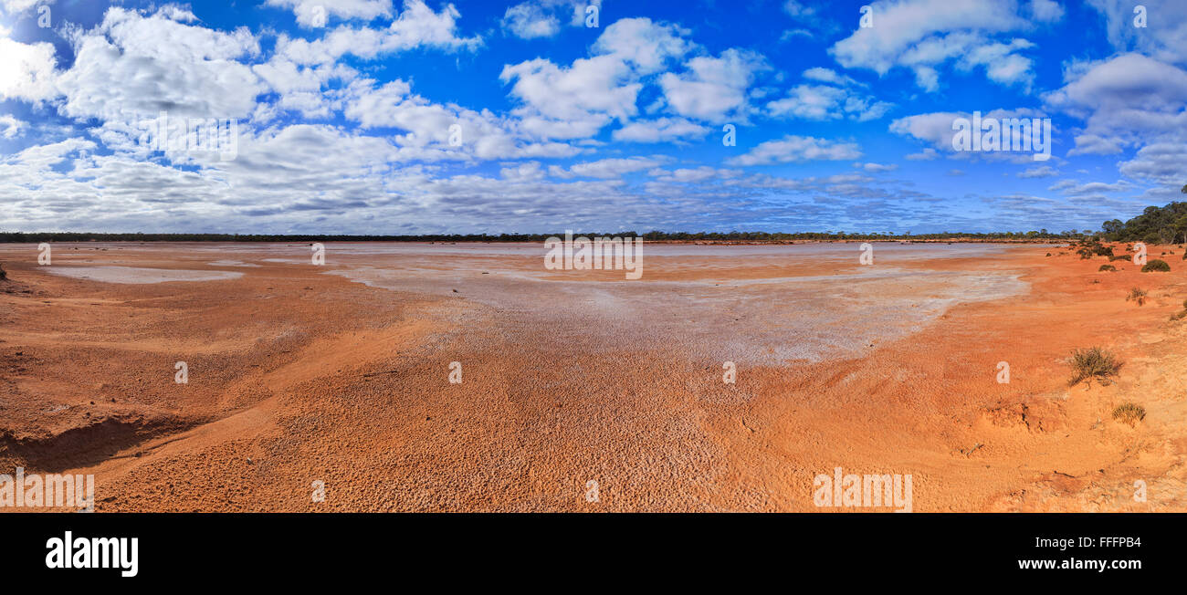 Panorama von trockenen Seegrund eines Salzsees während Tiefgang in Western Australia. Rote Erde mit keine Pflanzen unter blauem Himmel Stockfoto