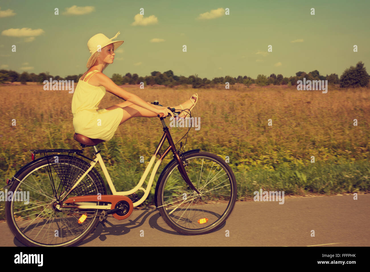 Junges Mädchen mit Spaß Fahrrad Retro-Stil auf dem Land. Stockfoto
